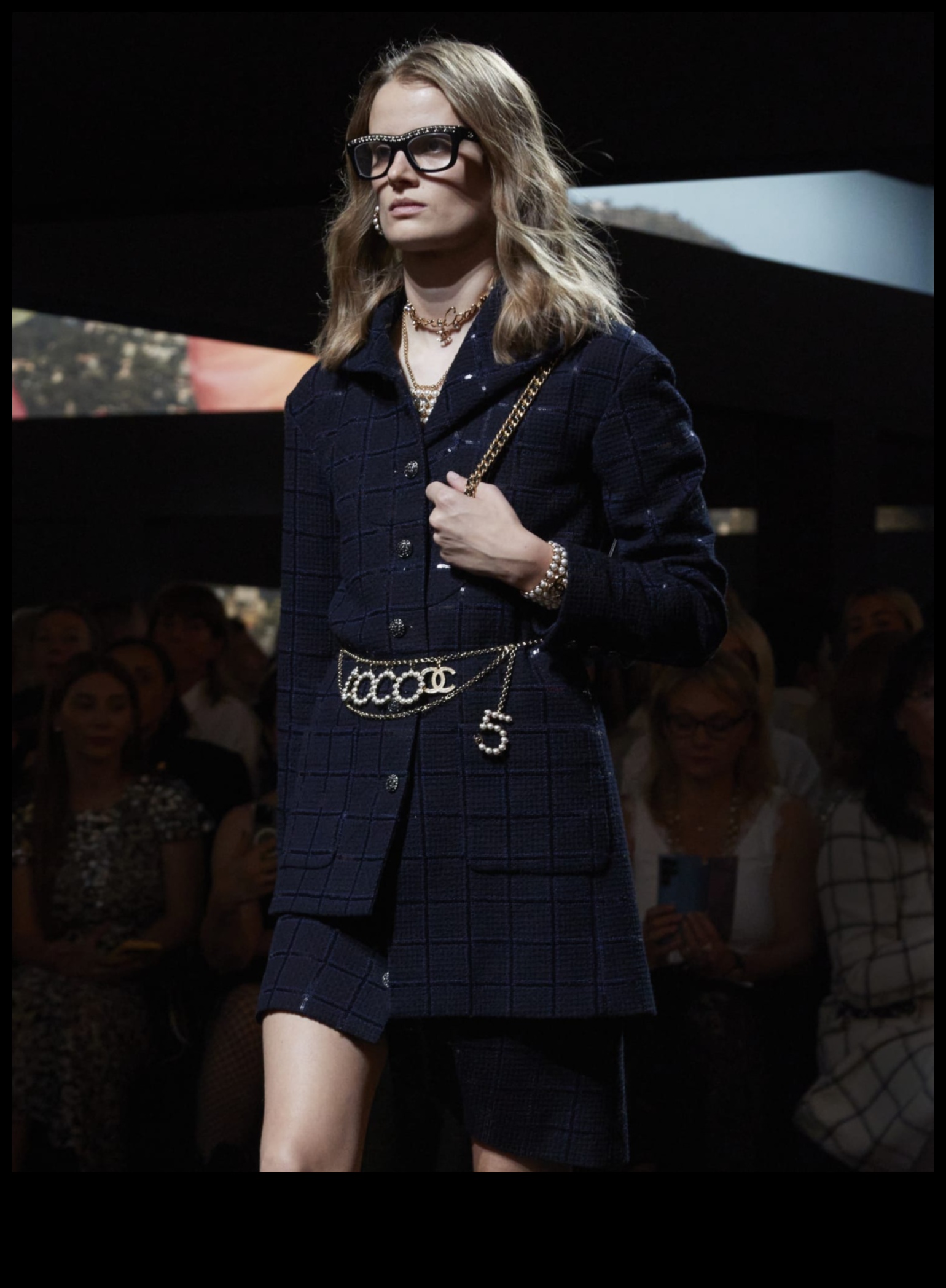 Pārpilnība: iegremdējieties moderno tērpu pārpilnībā