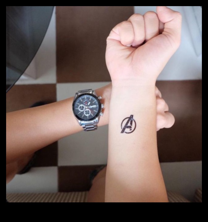 Miniatūras brīnums: sīki plaukstas tetovējumi, kas sniedz paziņojumu