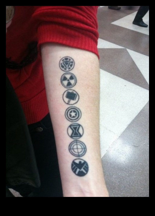 Miniatūras brīnums: sīki plaukstas tetovējumi, kas sniedz paziņojumu