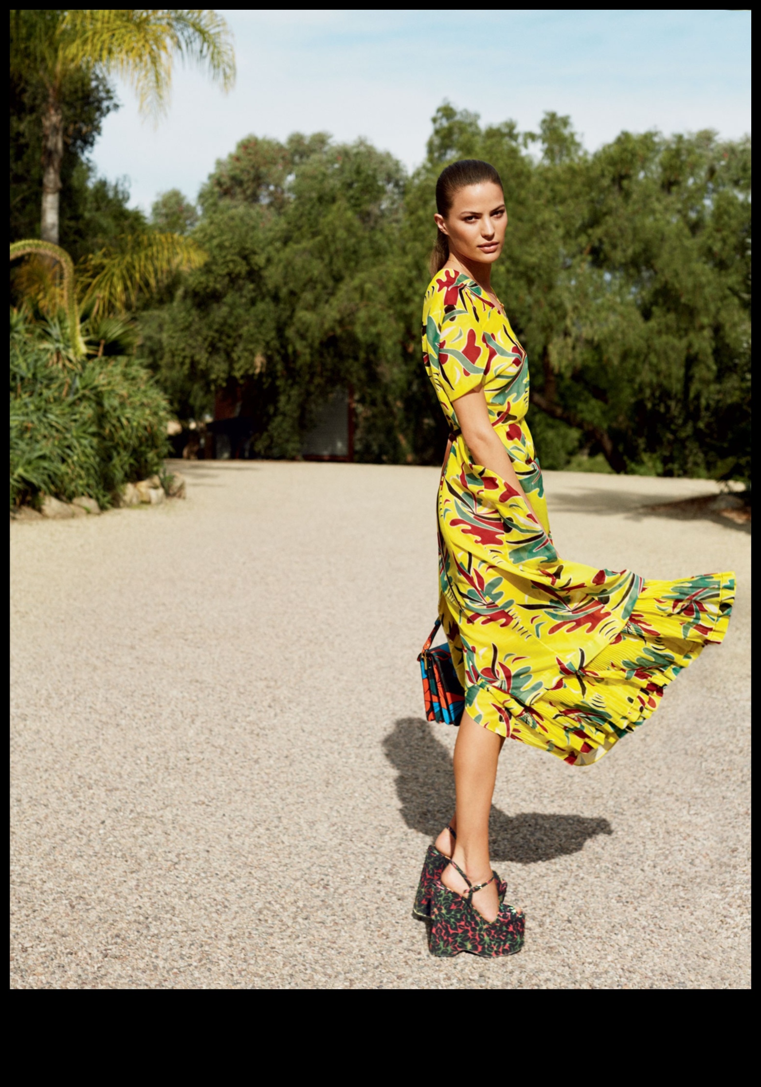 Salas bagātība: tropu iedvesmoti vasaras tērpi greznam dzīvesveidam