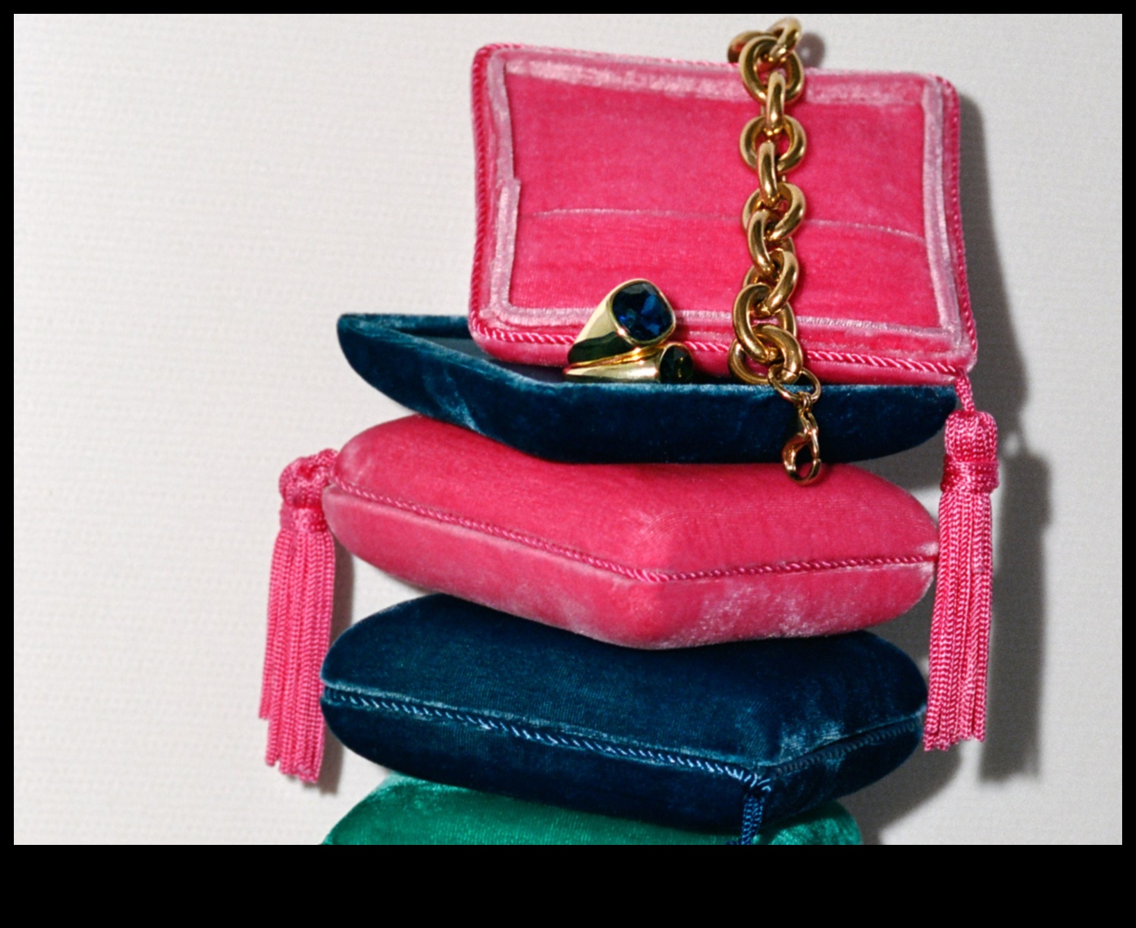 Modes Vogue Valor dāvanas stilīgajam tendenču noteicējam 5 Vogue Valor: modernas dāvanas stilīgajam tendenču noteicējam