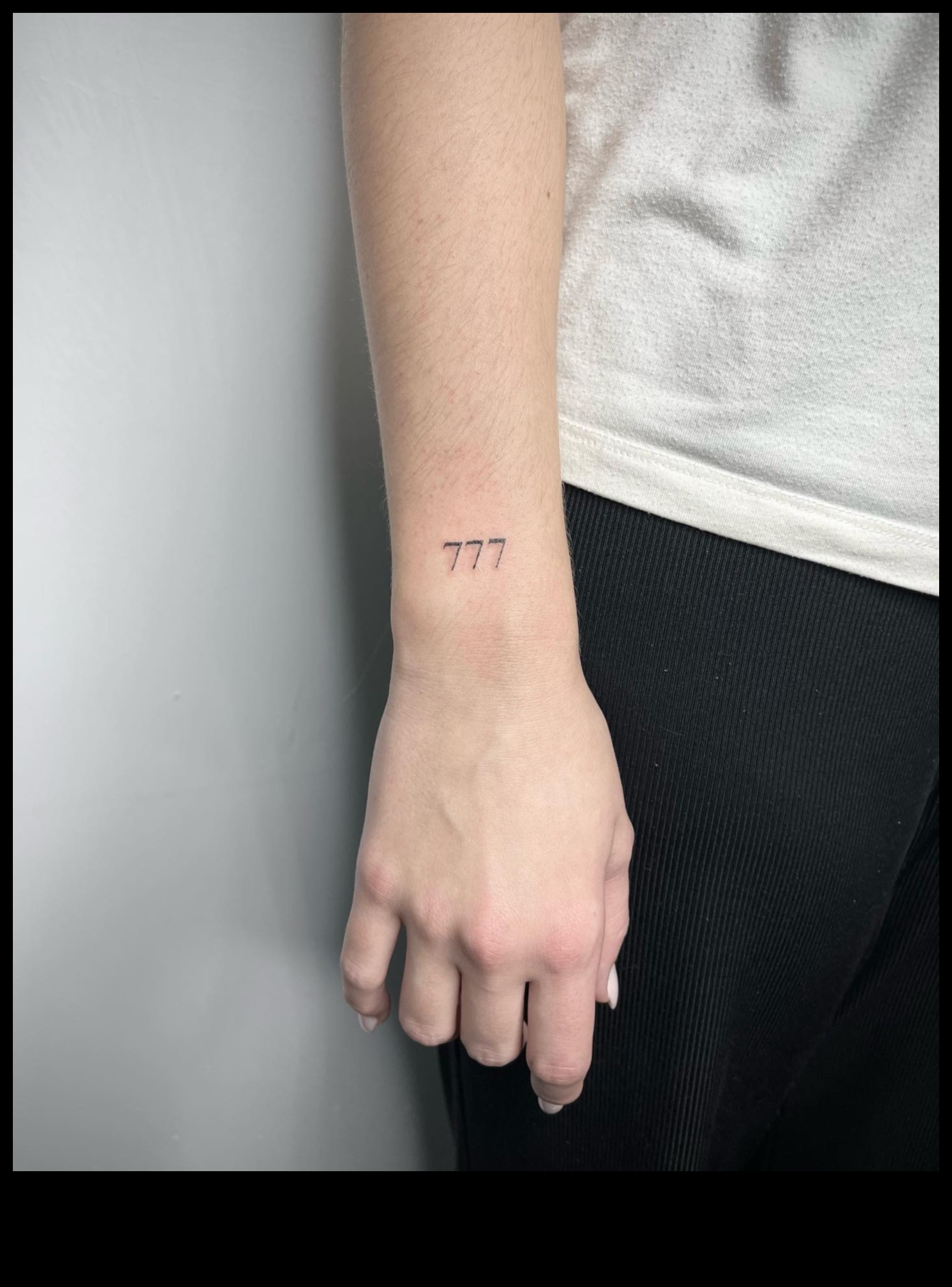 Whispering Ink: valdzinoši stāsti par plaukstas tetovējumiem