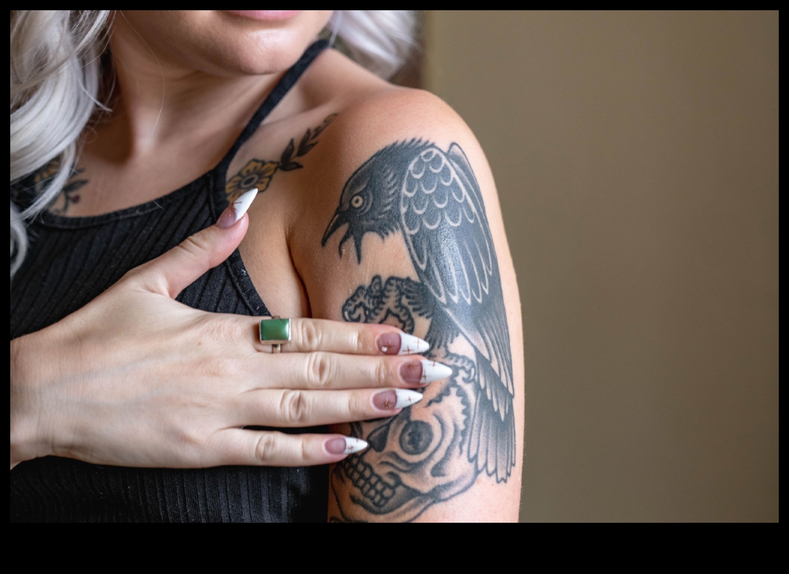 Čukstoši audekli: smalko plaukstu tetovējumu valdzinājums