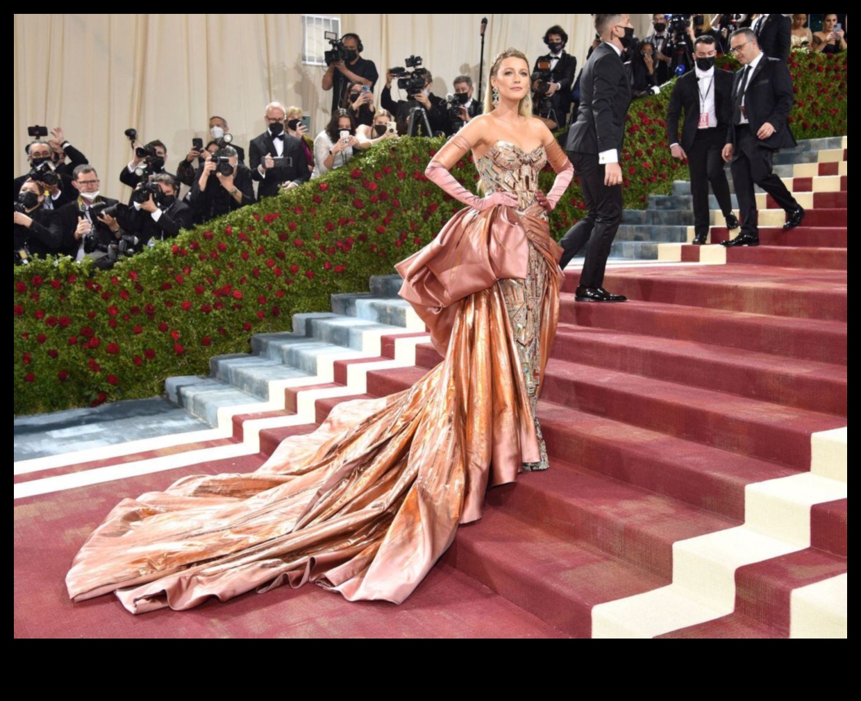 Vintage glamūrs uz Sarkanā paklāja Atskats uz krāšņo svinību 5 Krāšņas svinības: retro tērpi uzkāpjot uz Sarkanā paklāja