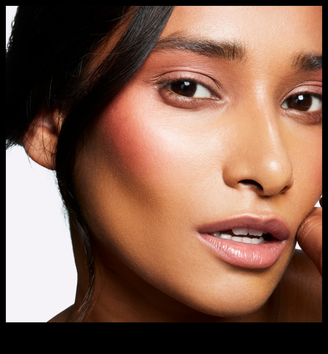 Izgaismotājs un vaigu sārtuma harmonija: vienota vaigu izskata iegūšana