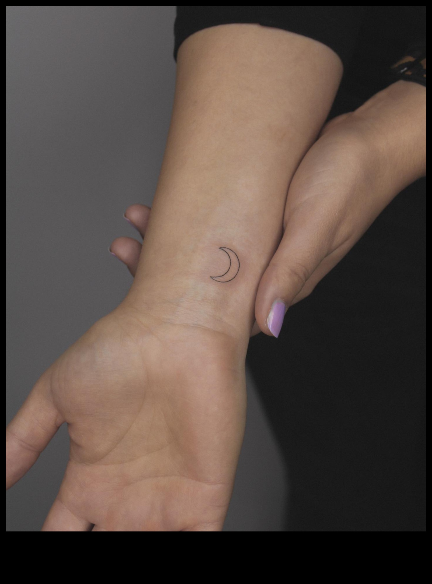 Čukstoši audekli: smalko plaukstu tetovējumu valdzinājums