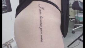 Tintes iespaidi: paceliet stilu ar drosmīgiem kāju tetovējumiem