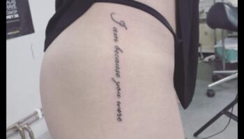 Tintes iespaidi: paceliet stilu ar drosmīgiem kāju tetovējumiem