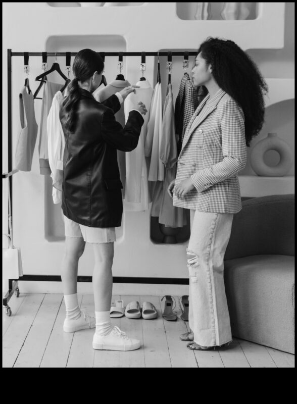 Pilsētas elegance: virzieties pilsētas ainavā stilīgos ansambļos