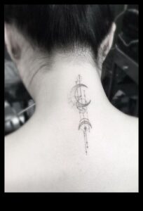 Elegance zem kakla: atklājiet muguras tetovējumu hronikas